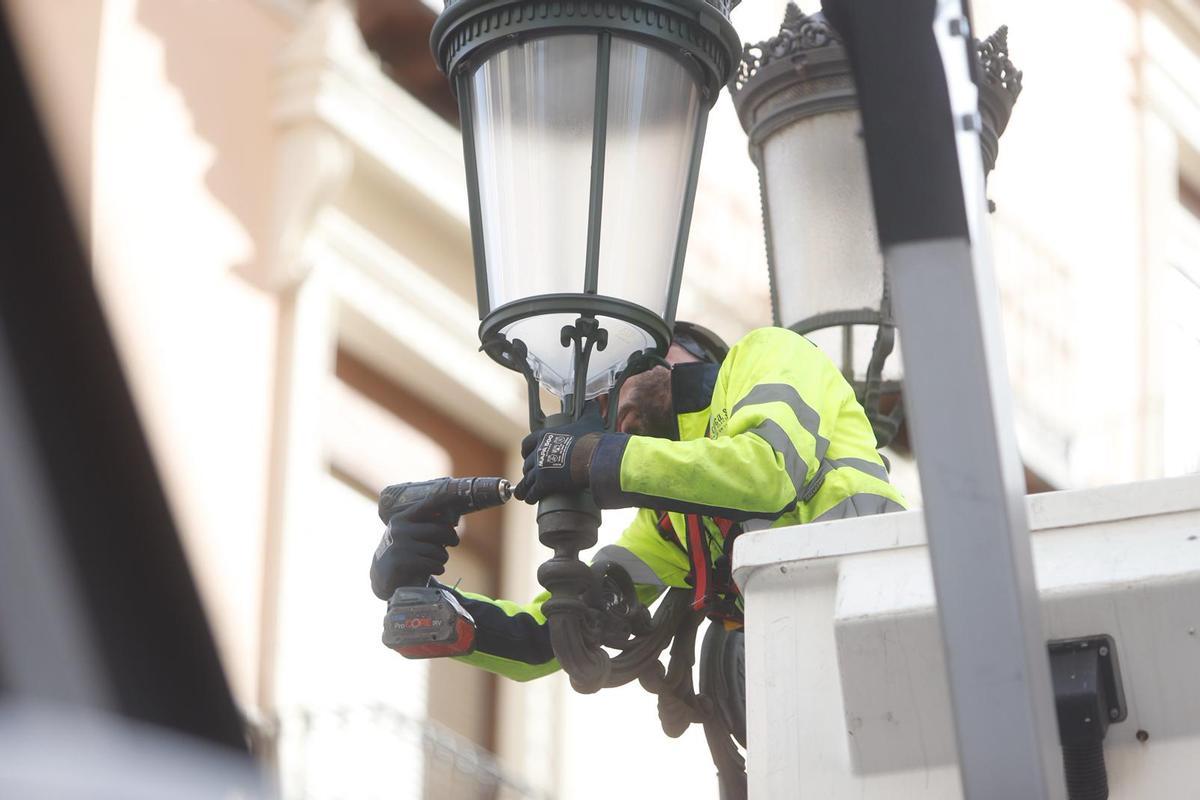 Comienza el desmontaje de las emblemáticas farolas de Averly en la calle Alfonso I de Zaragoza