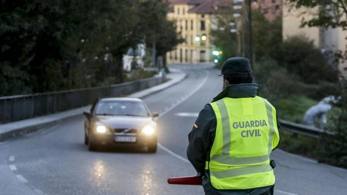 Multado con 200 euros a pesar de llevar la baliza v-16 pero no contar con el resto del equipamiento obligatorio: la Guardia Civil extrema la vigilancia en Semana Santa