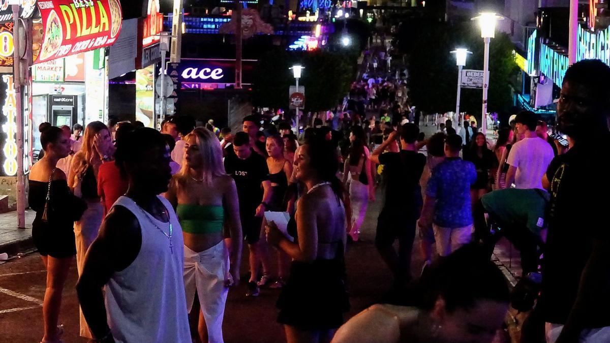 Turistas el pasado verano disfrutando del ocio nocturno de Magaluf.  | JUAN LUIS IGLESIAS