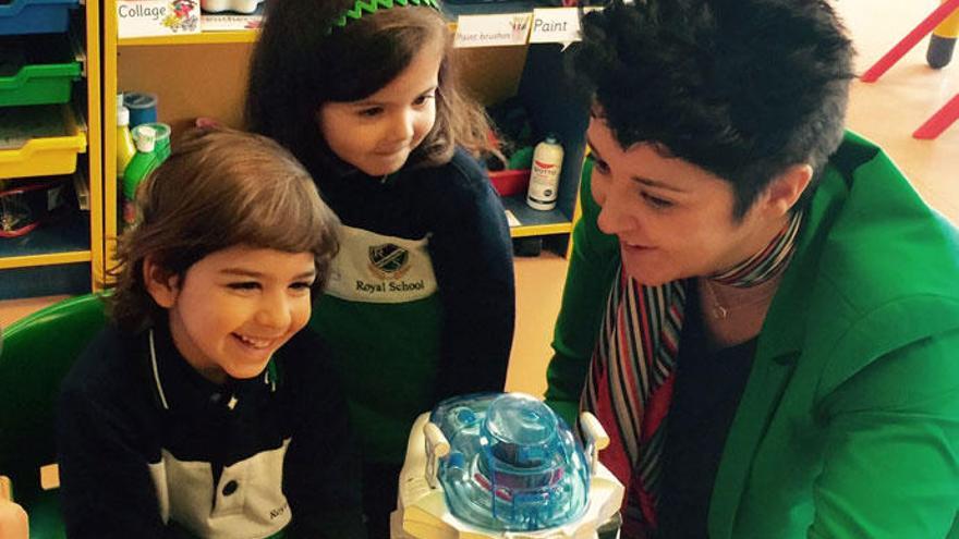 Alumnos del Colegio Royal School disfrutando en clase de robótica con su profesora. | l. o.