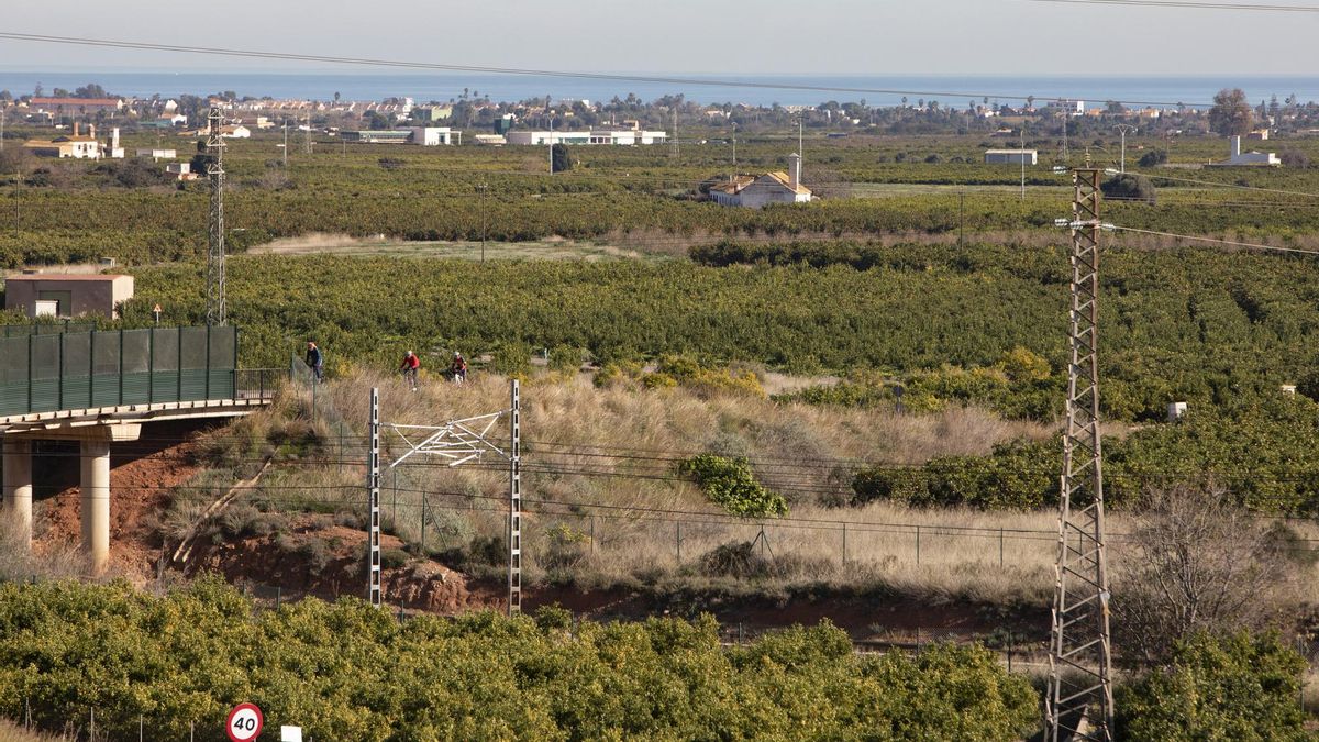 Terrenos previstos para la planta fotovoltaica de la gigafactoría.