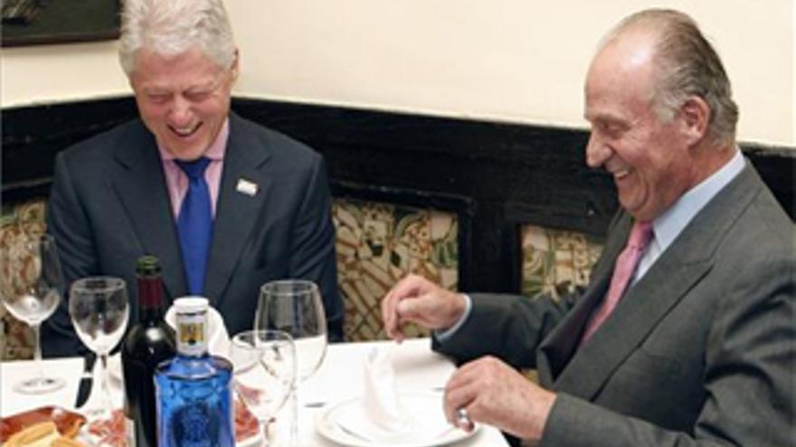 El Rey comparte mesa y mantel con Bill Clinton