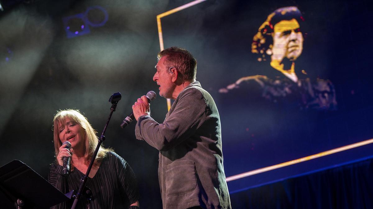 María del Mar Bonet y Manolo García homenajeando en la sala Luz de Gas al músico griego Mikis Theodorakis