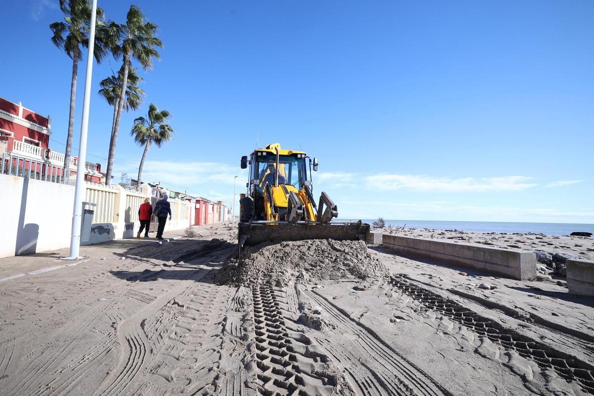 Burriana ha iniciado ya los trabajos de limpieza de su litoral.