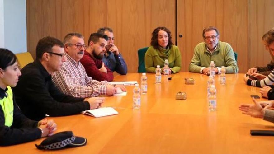 Reunión de la comisión mixta con los representantes políticos y técnicos que acudieron.