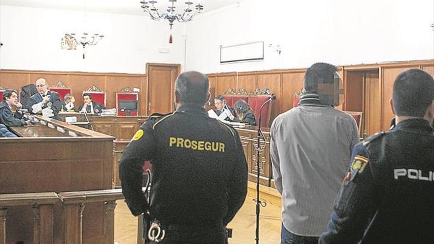 Los peritos sitúan en la vivienda de la víctima en Talavera la Real al acusado gracias al ADN