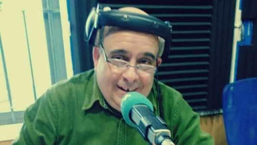 José Oso, durante uno de los programas de radio en los que trabajó.