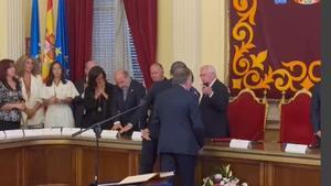 Juan José Imbroda, nuevo presidente de Melilla, niega el saludo al saliente, Eduardo de Castro