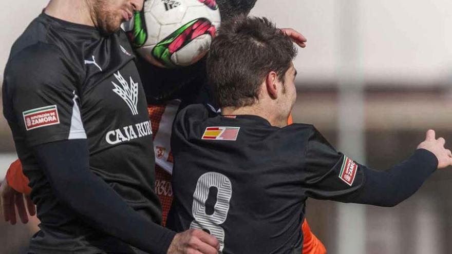 Juanan y Aarón pugnan un balón.