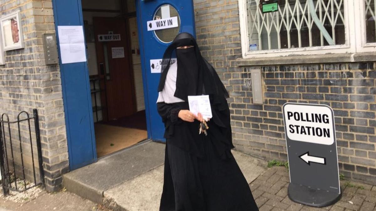 Nadya Sheriff, yemení nacionalizada británica, vota en el barrio de Finsbury Park, en el norte de Londres.jgblanco38793950 08 06 2017 elecciones en el reino unido foto motse mart nez170608142514