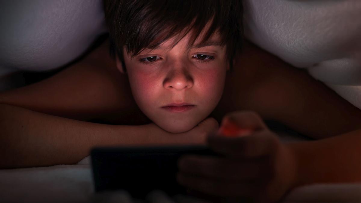 joven adolescente niño movil mobile noche porno pornografia Young boy hiding under the blanket using his phone at night time - closeup  FOTO:   Nagy-Bagoly Ilona / 123rf