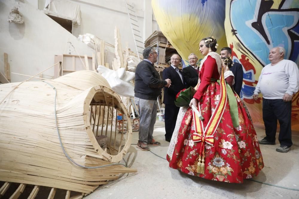 Las falleras mayores visitan los talleres de Ciudad Fallera