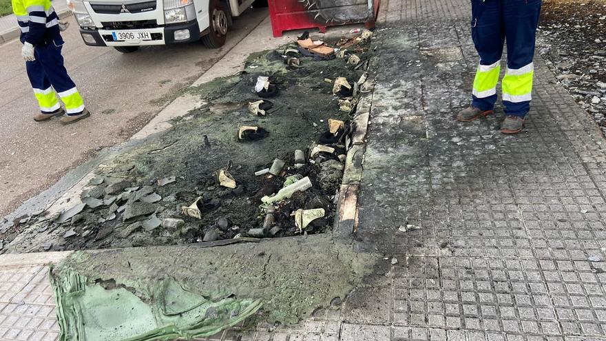 Lugar donde han ardido varios contenedores en Alhauín de la Torre (Málaga)