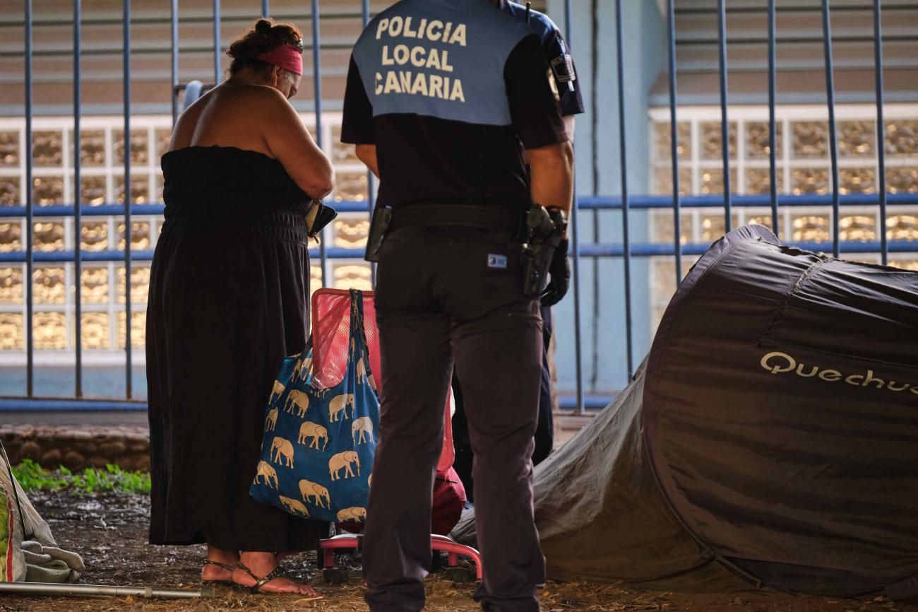 Operativo de limpieza debajo del puente de la piscina municipal de Santa Cruz