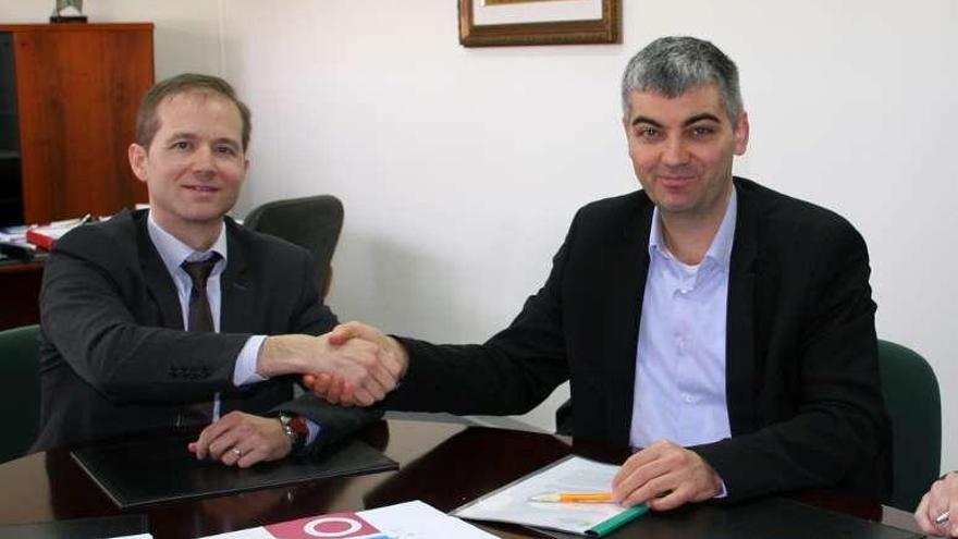 Ricardo Durán y Roberto Alonso, ayer, durante la firma del acuerdo.