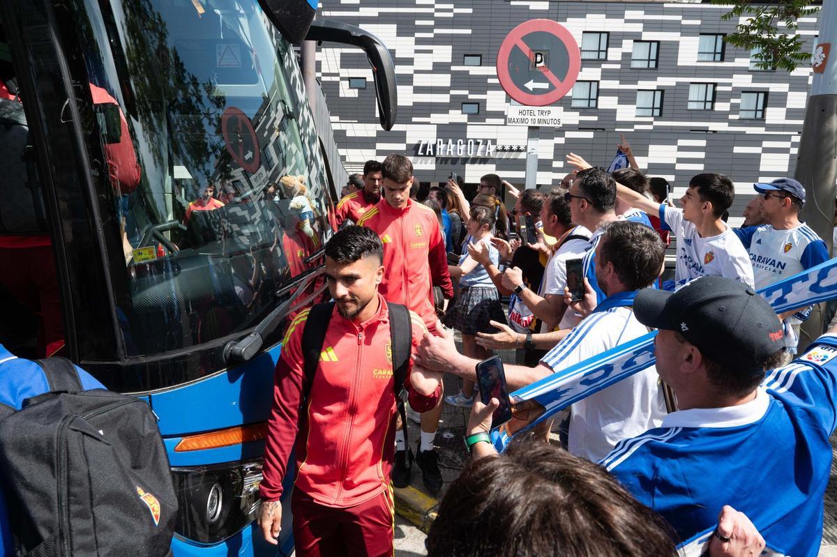 Tasende saluda a varios aficionados antes de la salida del autocar rumbo a Huesca el día del derbi.