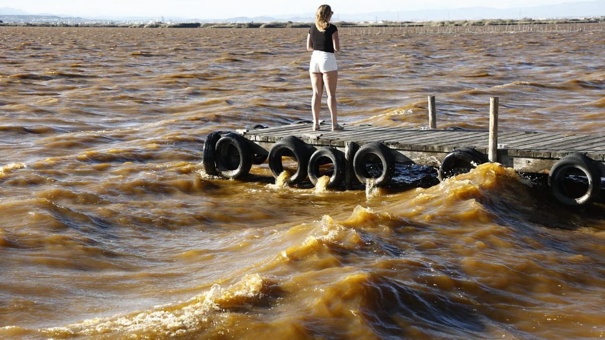 El agua de la Albufera se tiñe de rojo