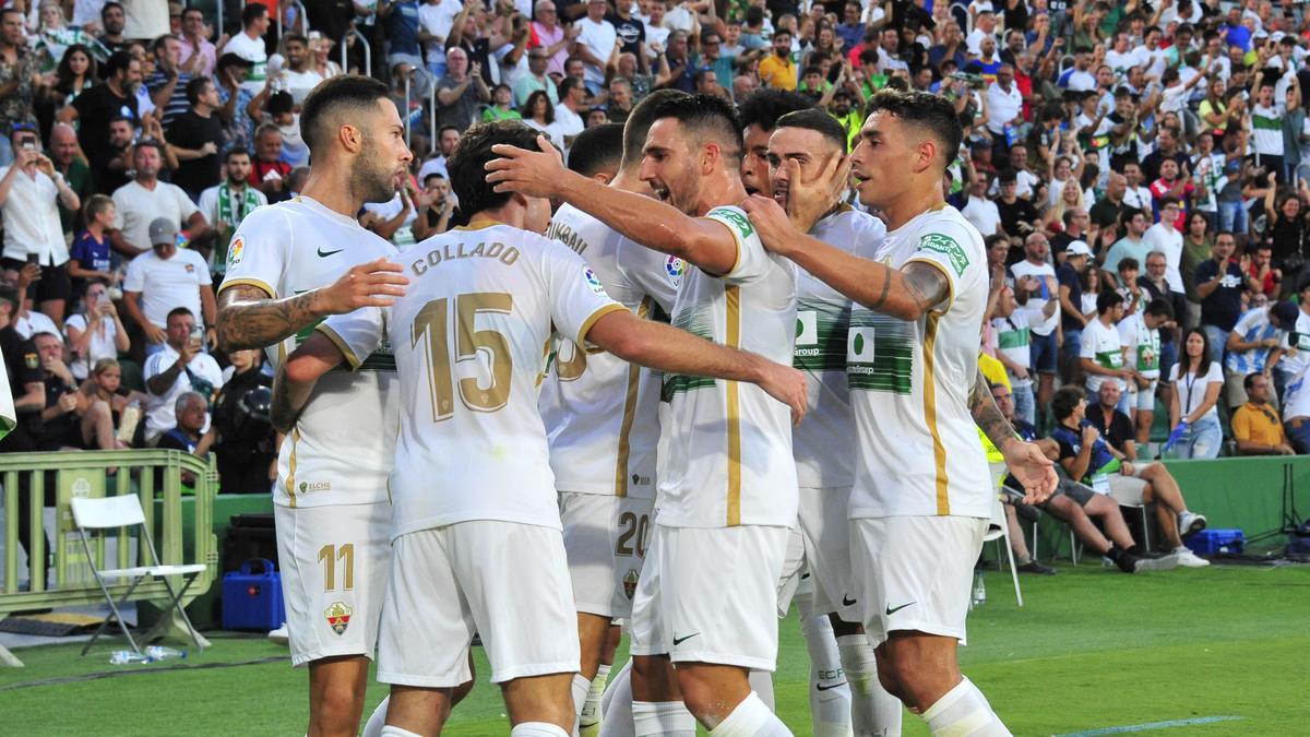 Los jugadores del Elche celebran el gol del empate de Collado frente al Almería