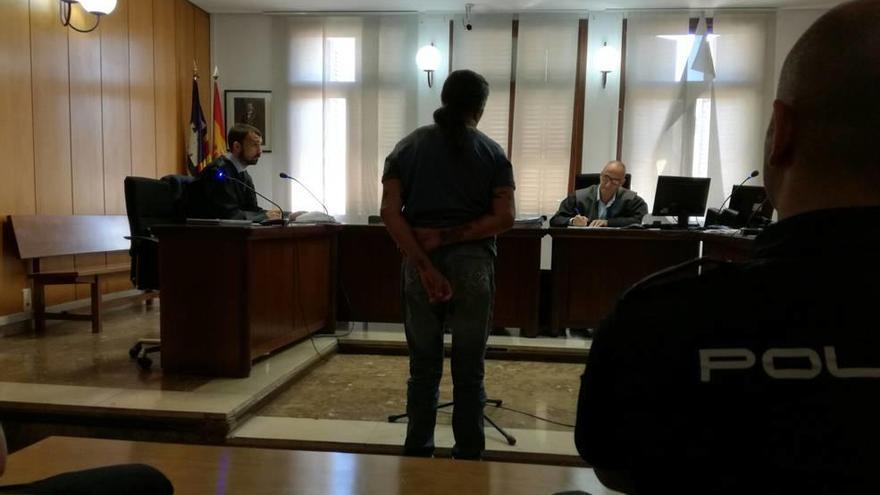 El acusado de atracar dos joyerías en Palma, ayer en el juicio.