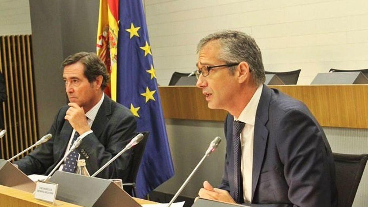 El gobernador del Banco de España, Hernández de Cos, ayer, junto al presidente de la CEOE.