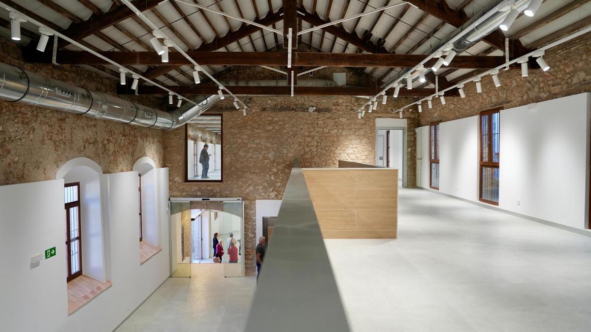 Imagen de una visita a la futura biblioteca de l'Alcora, que se inaugurará en 2026.