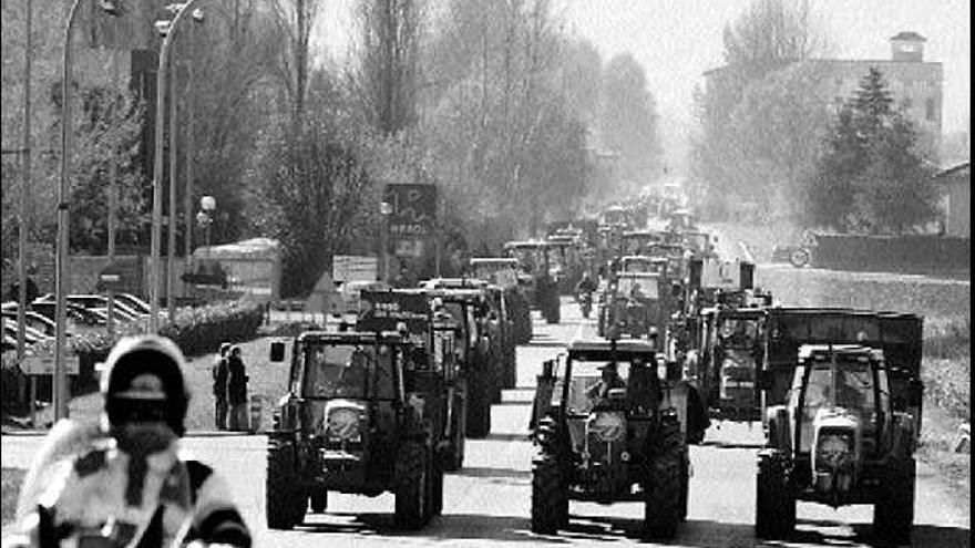 tractorada. Durant tot el matí els pagesos van manifestar-se transitant des de la Vall d´en Bas fins a les Preses.