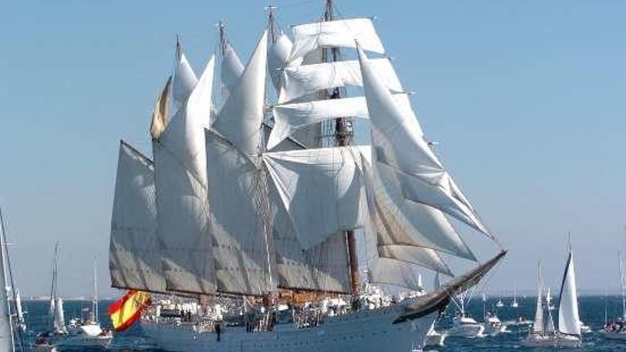 El buque escuela &quot;Juan Sebastián de Elcano&quot;. // FdV