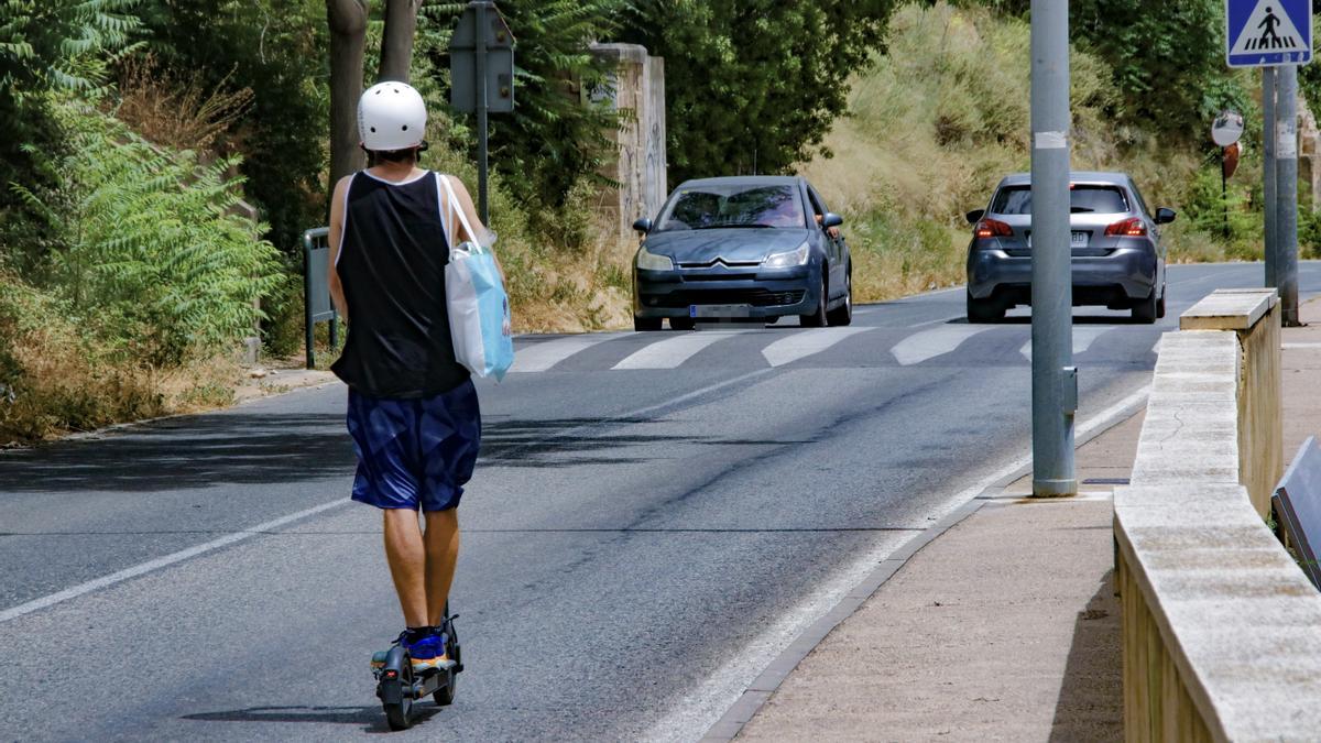 Calle Escultor Peresejo, por donde discurrirá la vía parque de Alcoy.