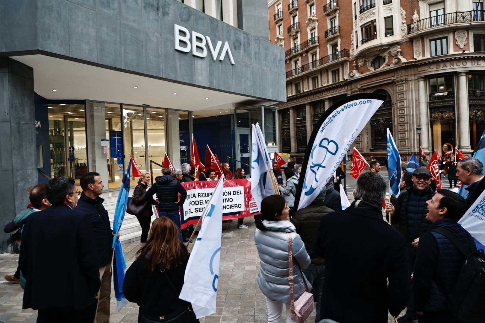 Los empleados de banca protestan ante la sedes de las entidades en València para reclamar una subida de sueldo