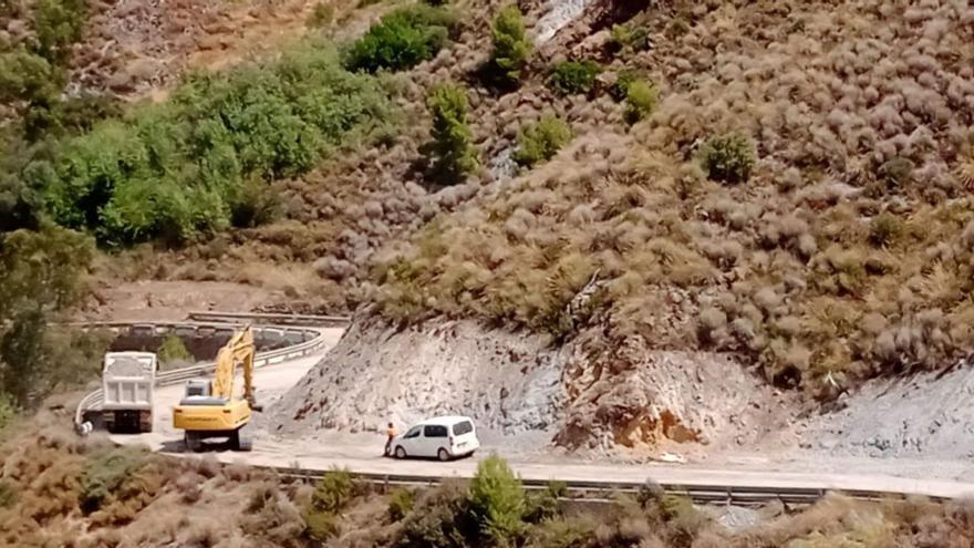 Las obras en la carretera a Campo López sacan a la luz una gran cueva