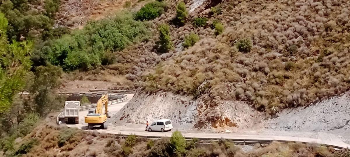 Una excavadora y un
camión, este lunes, en uno
de los tramos en obras.  l.o.
