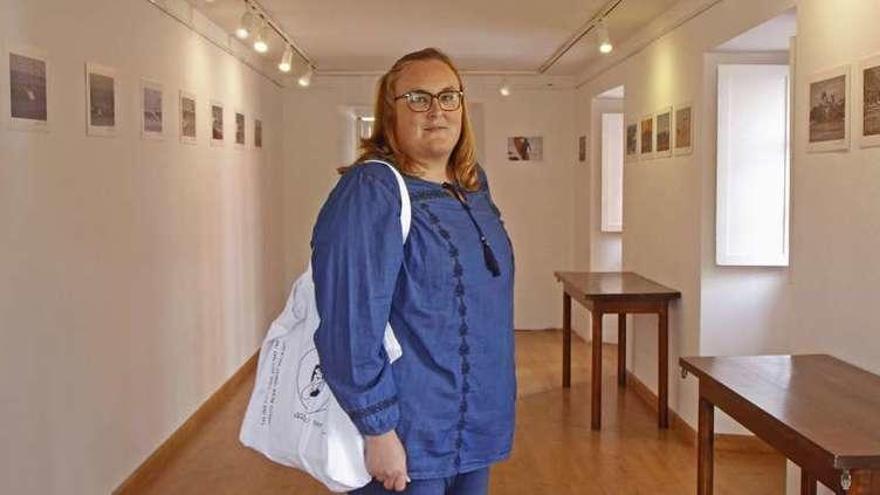 Laura Bañuelos, &quot;Sidrisima&quot;, en su exposición en la Casa de Cultura de Colunga, ayer.