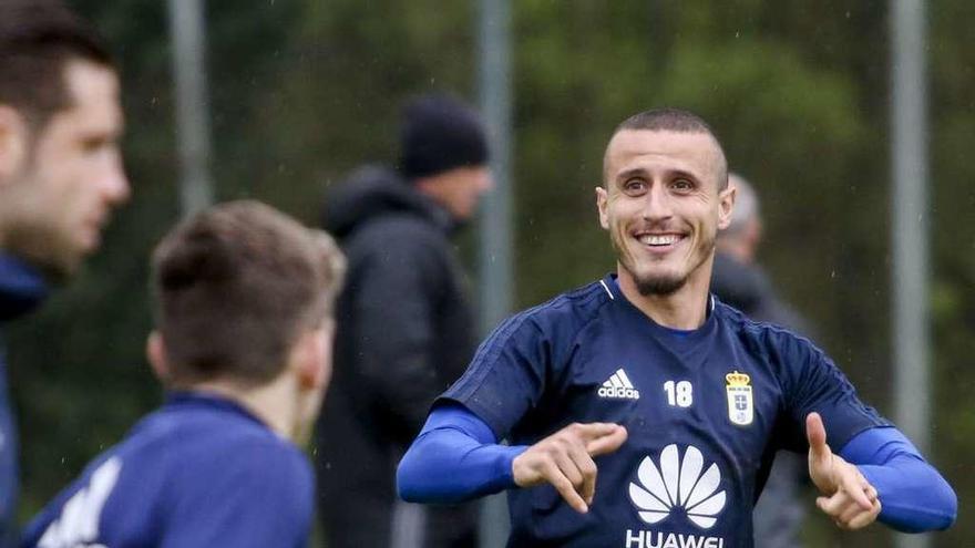 Christian hace un gesto ante Verdés y Viti, en el entrenamiento de ayer en El Requexón.