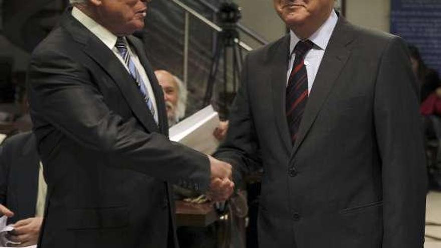 Martín, a la izquierda, con su sucesor, José Mª Roldán.  // Sergio Barrenechea