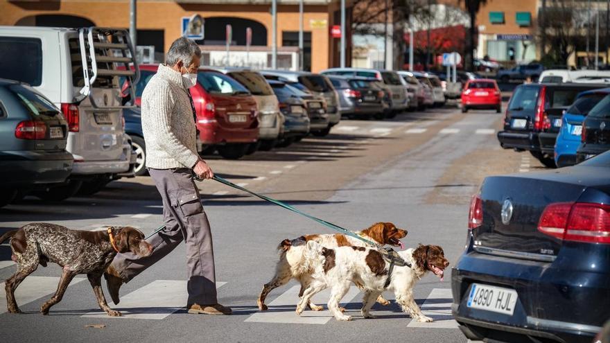 El Ayuntamiento de Badajoz repartirá 5.000 botellas para limpiar la orina de los perros