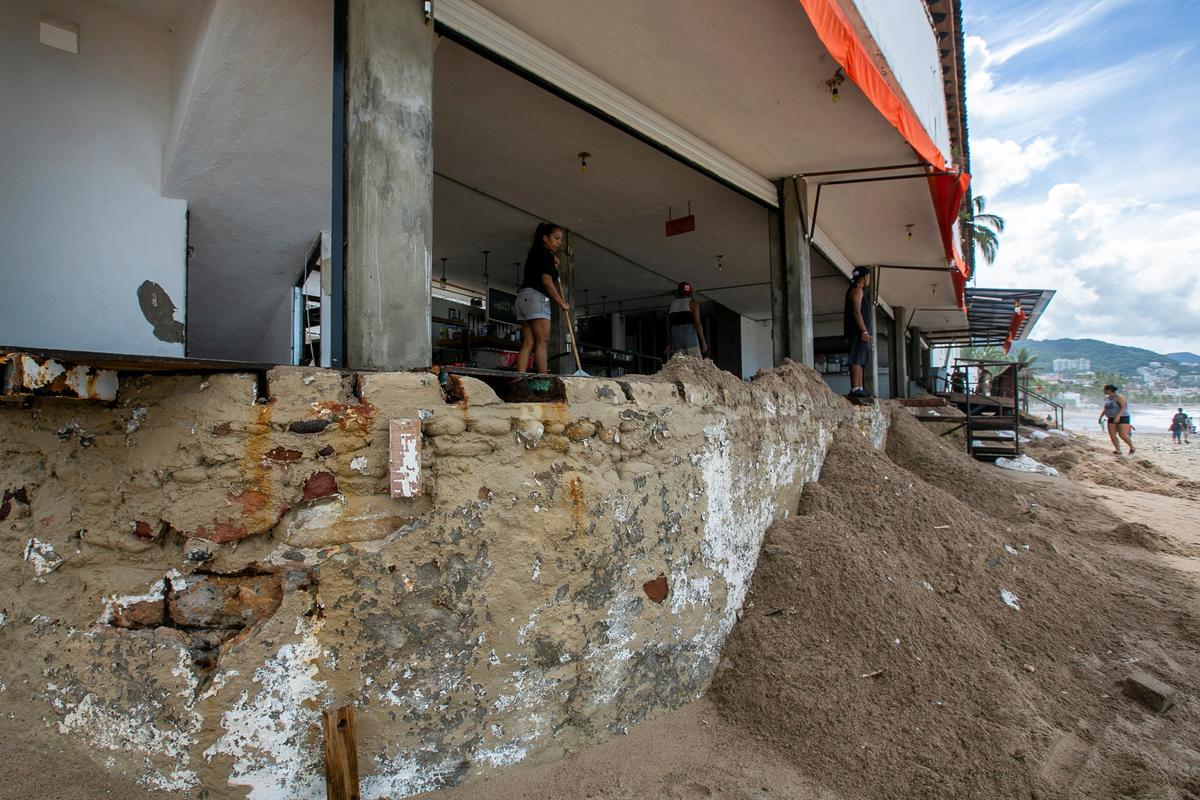 El huracán Roslyn azota la costa de México en el Pacífico