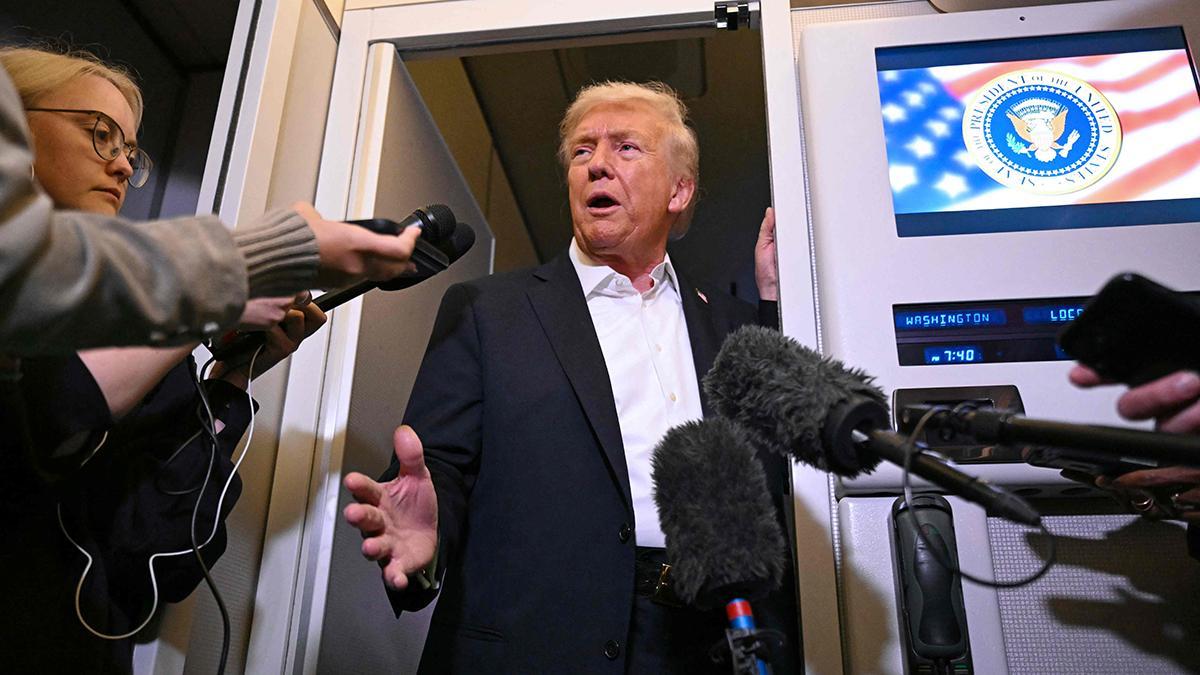 Trump atiende a los periodistas en una parada técnica del Air Force One en Inglaterra