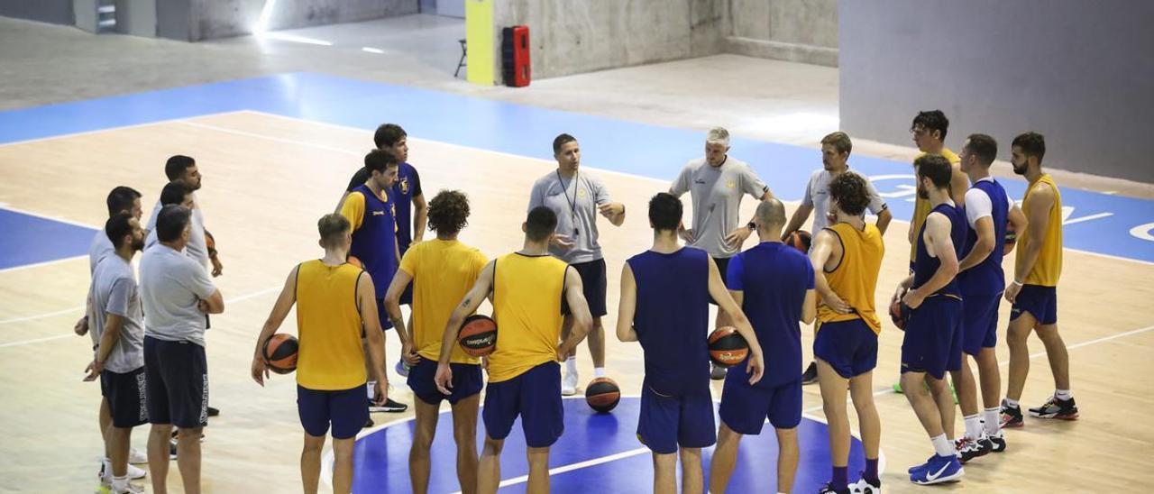 Jaka Lakovic se dirige a los jugadores al término de la primera sesión preparatoria de los claretianos