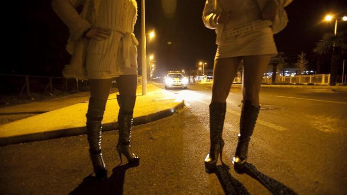 Dos mujeres que ejercen la prostitución en la calle. | INFORMACIÓN