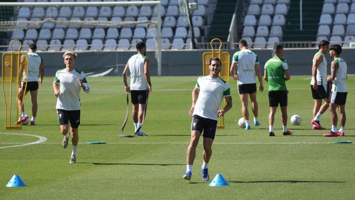 Dani García, a la izquierda de la imagen, junto a Sergi Guardiola en un tramo del entrenamiento del pasado viernes.