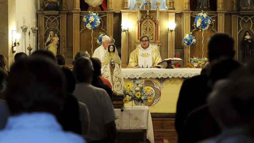 La imagen de la Virgen presidió la eucaristía de aniversario en Bermés. // Bernabé/Javier Lalín