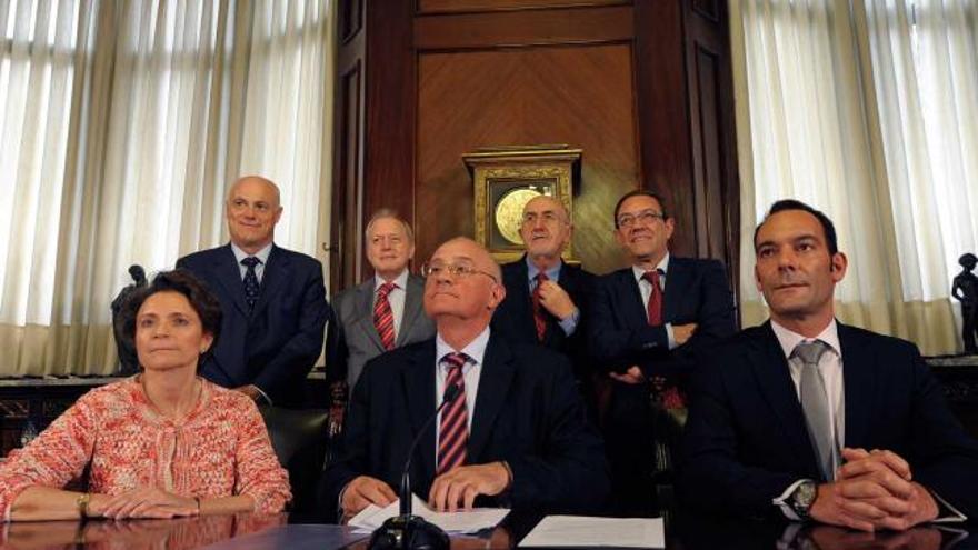 De pie, por la izquierda, José Manuel Campa, José Manuel Vaquero, Álvaro Cuervo y Juan Vázquez. Sentados, desde la izquierda, Ana Isabel Fernández, Josep Oliu Creus y Gonzalo Barettino, durante la lectura del acta del jurado.