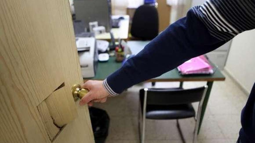 En el colegio, reventaron una ventana y puertas.  // Bernabé / Luismy