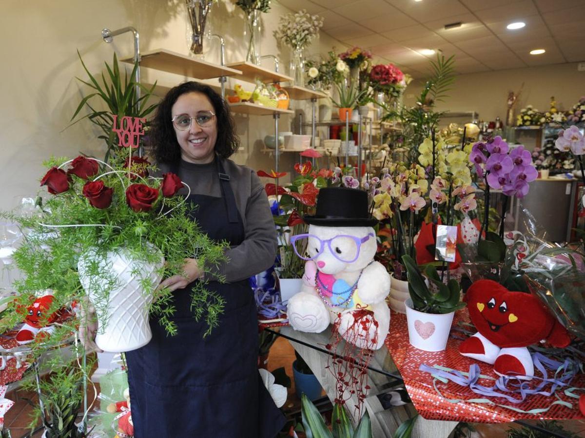 Puri Couceiro, de San Pelayo, muestra un jarrón de San Valentín. | BERNABÉ/JAVIER LALÍN