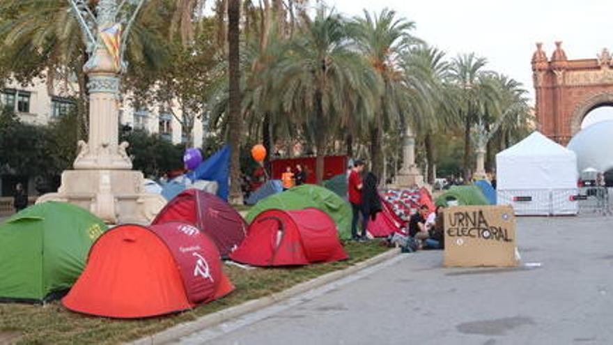 Desenes de persones passen la nit a Arc de Triomf