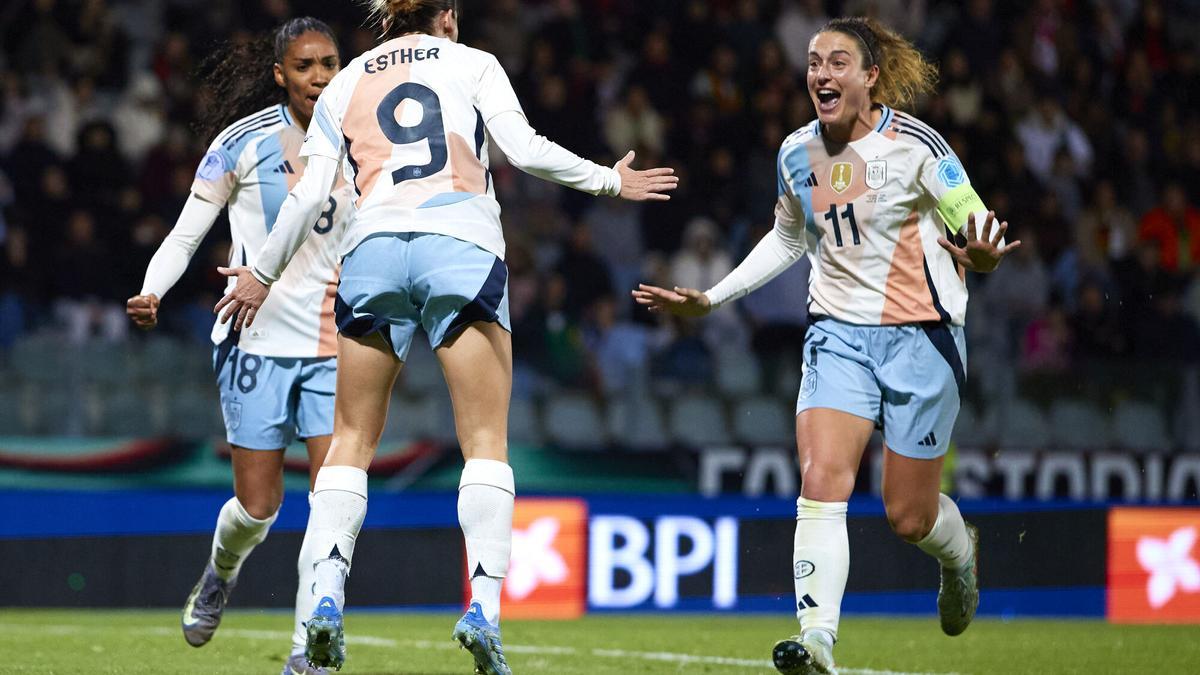 Esther González, Alexia Putellas y Salma Paralluelo durante el partido ante Portugal.