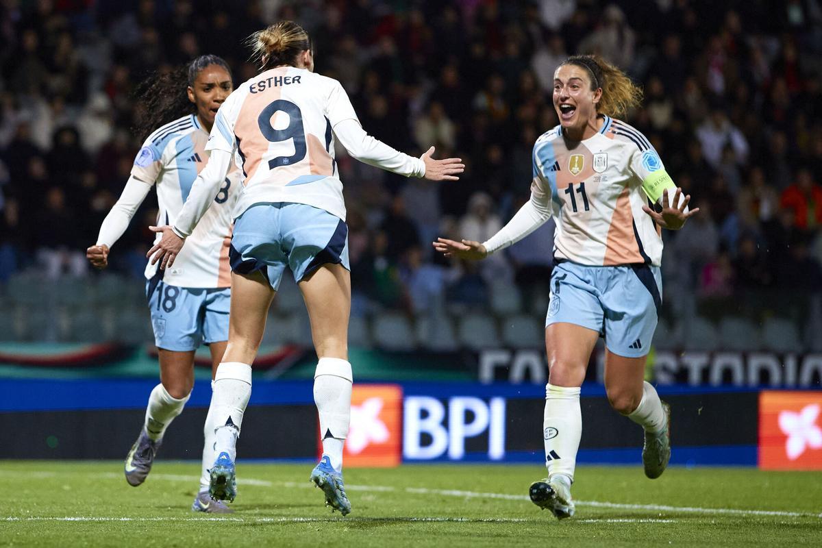 Esther González, Alexia Putellas y Salma Paralluelo durante el partido ante Portugal.