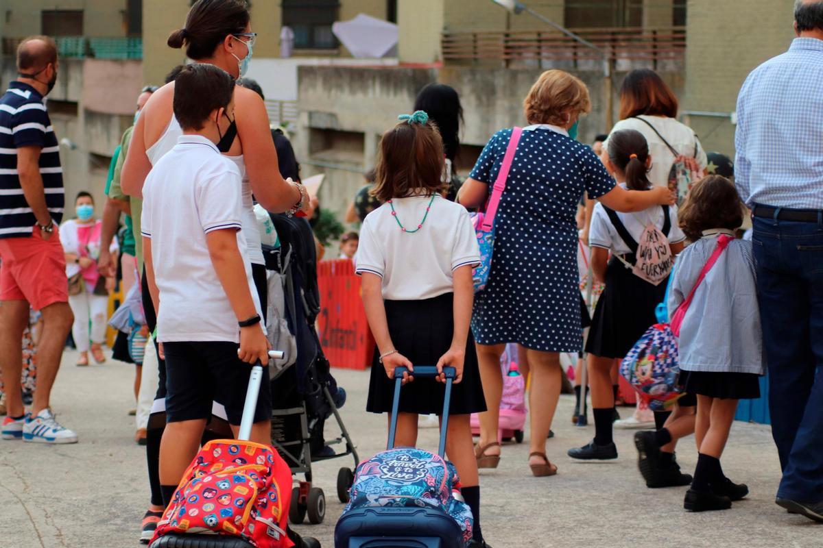 Alumnos llegan a los colegios andaluces
