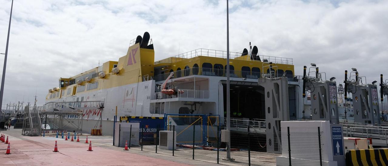 El catamarán Betancuria Express, atracado en la terminal de Fred. Olsen Express en el Muelle Grande.