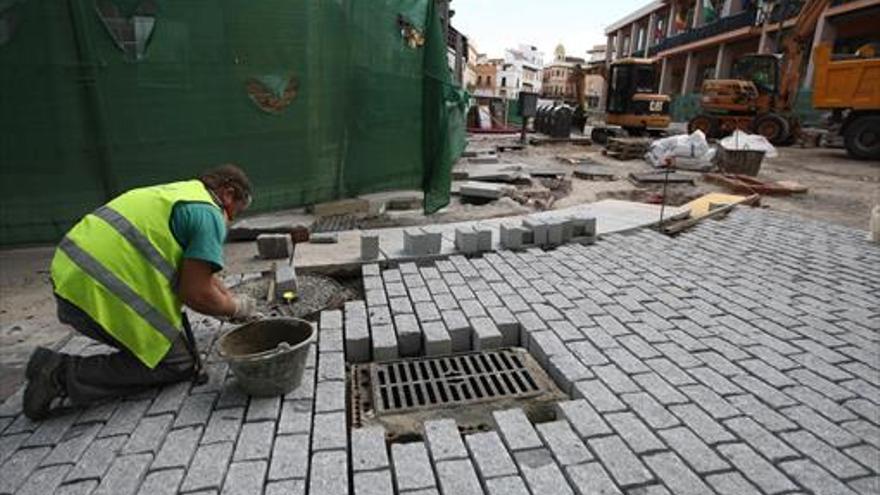 Empieza la colocación de pavimento en las obras de la calle Capitulares